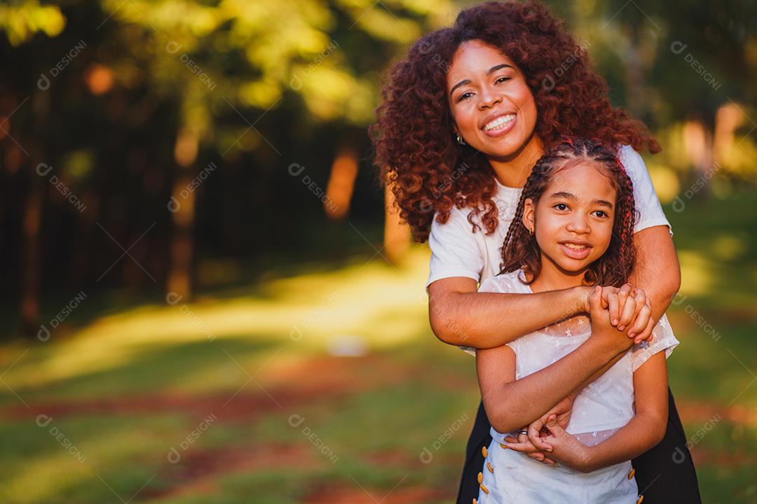 mãe e filha afro no parque. Conceito de dia das mães