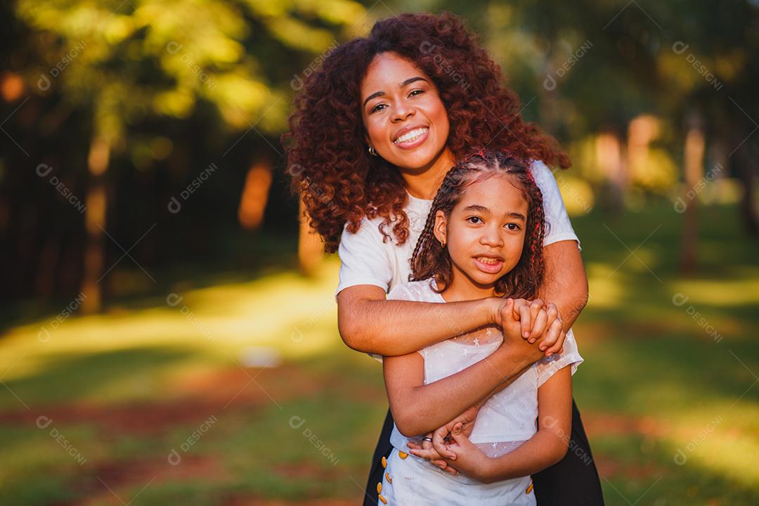 mãe e filha afro no parque. Conceito de dia das mães