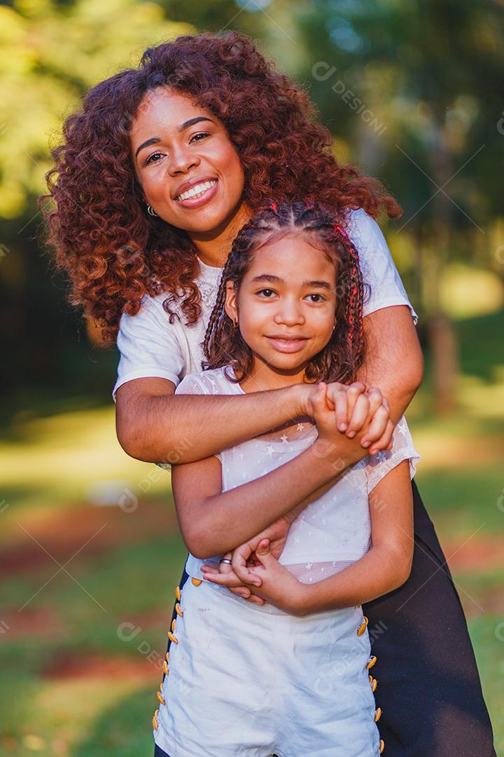 mãe e filha afro no parque. Conceito de dia das mães