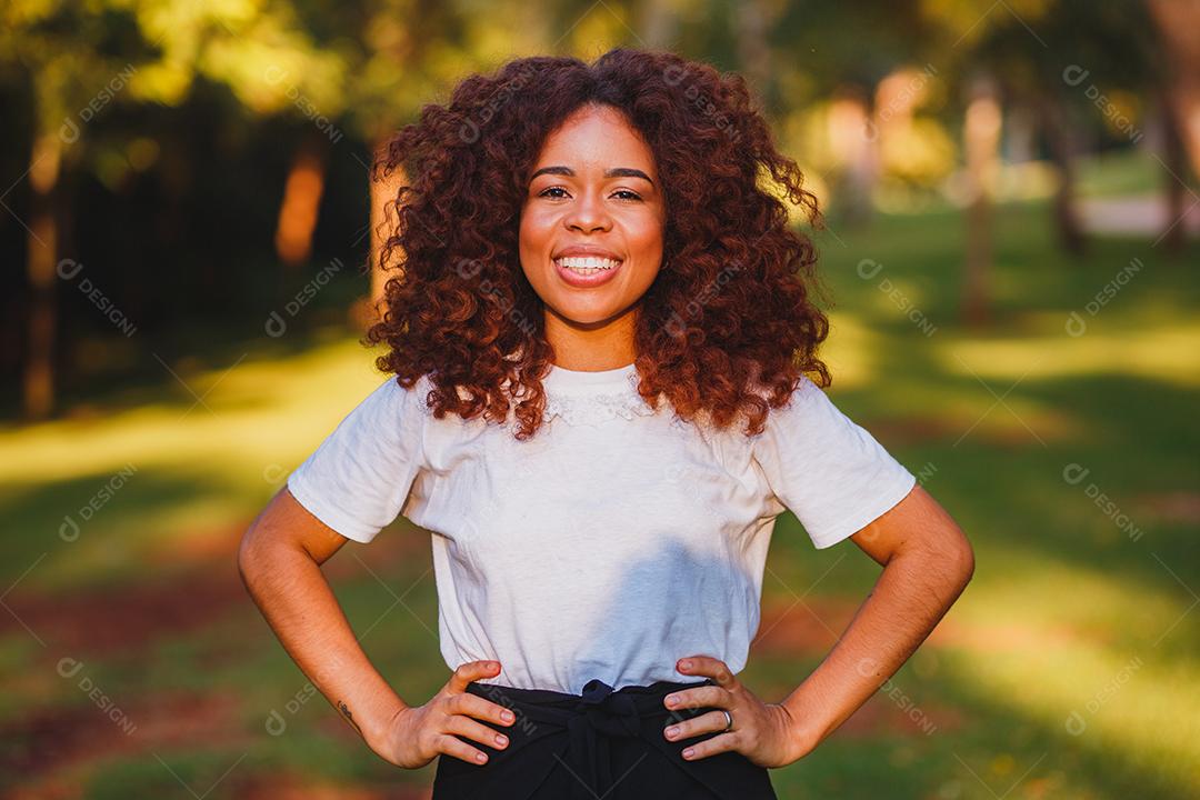 Linda mulher sedutora cabelo cacheado sorridente sobre fundo desfocado
