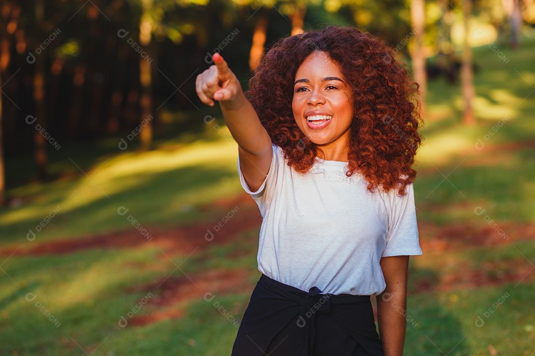 Linda mulher sedutora cabelo cacheado sorridente sobre fundo desfocado