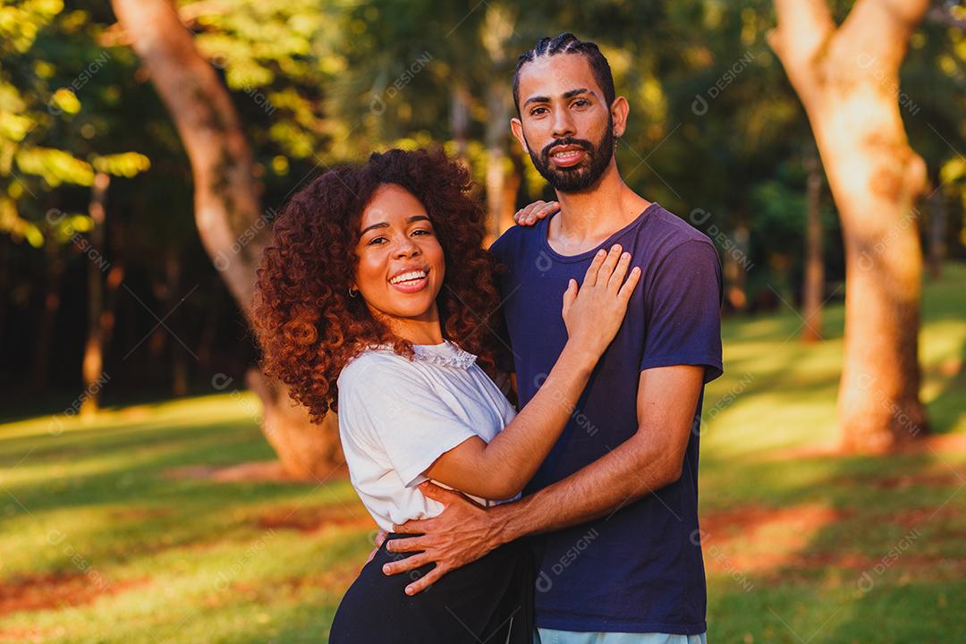 Casal de namorados negro no parque apaixonado. Casal apaixonado de amantes. conceito de dia dos namorados