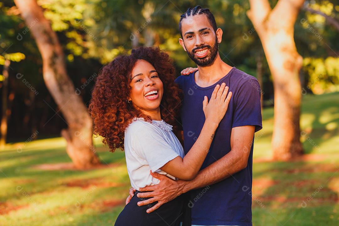 Casal de namorados negro no parque apaixonado. Casal apaixonado de amantes. conceito de dia dos namorados