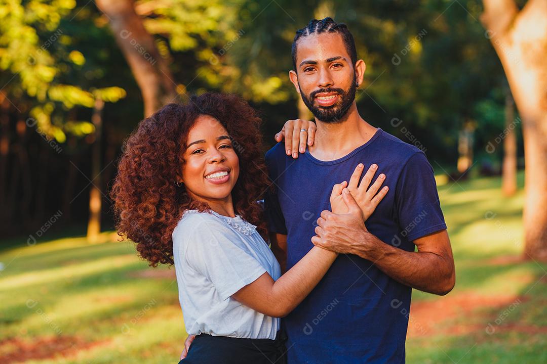 Casal de namorados negro no parque apaixonado. Casal apaixonado de amantes. conceito de dia dos namorados