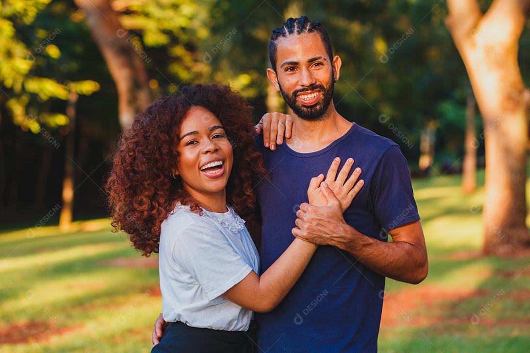 Casal de namorados negro no parque apaixonado. Casal apaixonado de amantes. conceito de dia dos namorados