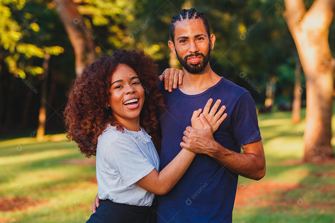 Casal de namorados negro no parque apaixonado. Casal apaixonado de amantes. conceito de dia dos namorados