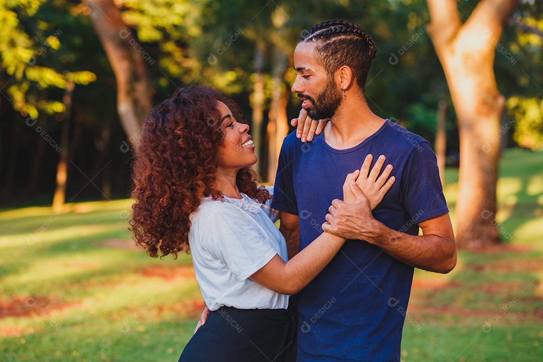 Casal de namorados negro no parque apaixonado. Casal apaixonado de amantes. conceito de dia dos namorados