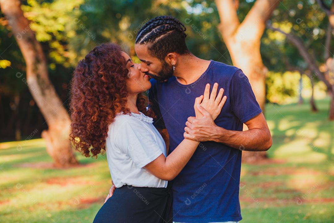 Casal de namorados negro no parque apaixonado. Casal apaixonado de amantes. conceito de dia dos namorados