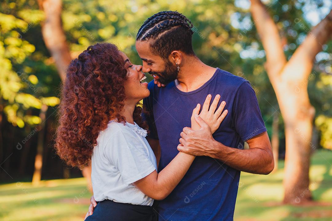 Casal de namorados negro no parque apaixonado. Casal apaixonado de amantes. conceito de dia dos namorados