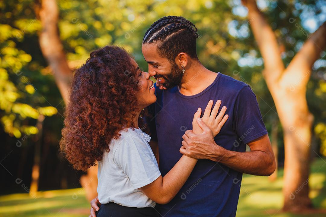 Casal de namorados negro no parque apaixonado. Casal apaixonado de amantes. conceito de dia dos namorados