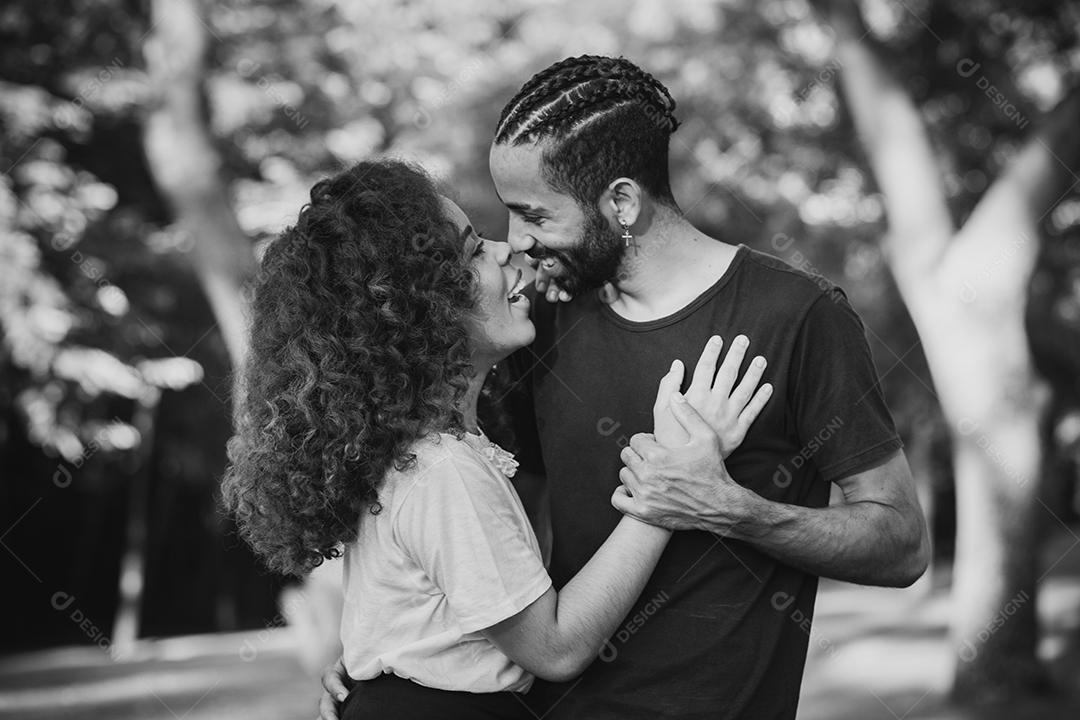 Casal de namorados negro no parque apaixonado. Casal apaixonado de amantes. conceito de dia dos namorados