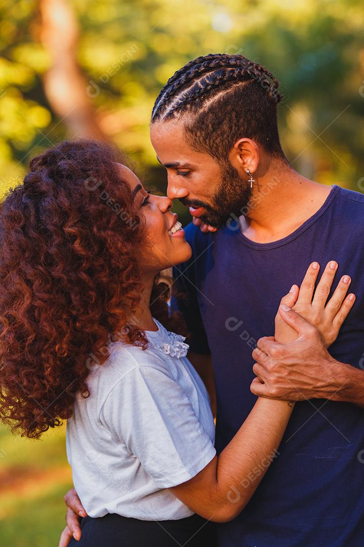 Casal de namorados negro no parque apaixonado. Casal apaixonado de amantes. conceito de dia dos namorados