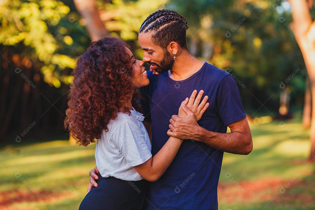 Casal de namorados negro no parque apaixonado. Casal apaixonado de amantes. conceito de dia dos namorados