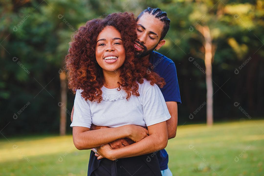 Casal de namorados negro no parque apaixonado. Casal apaixonado de amantes. conceito de dia dos namorados
