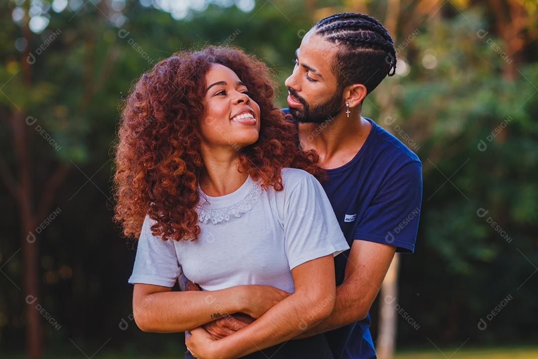 Casal de namorados negro no parque apaixonado. Casal apaixonado de amantes. conceito de dia dos namorados