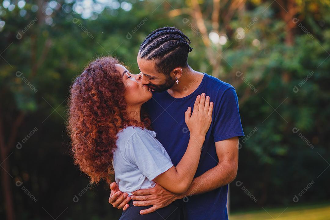 Casal de namorados negro no parque apaixonado. Casal apaixonado de amantes. conceito de dia dos namorados