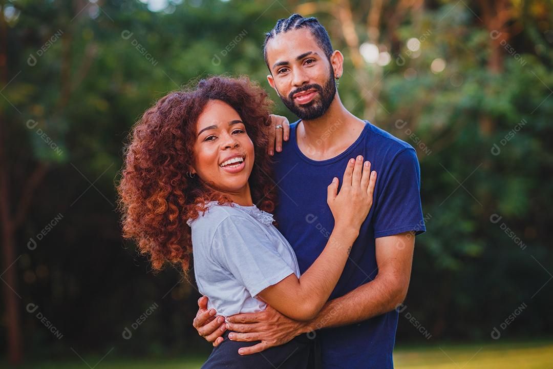 Casal de namorados negro no parque apaixonado. Casal apaixonado de amantes. conceito de dia dos namorados