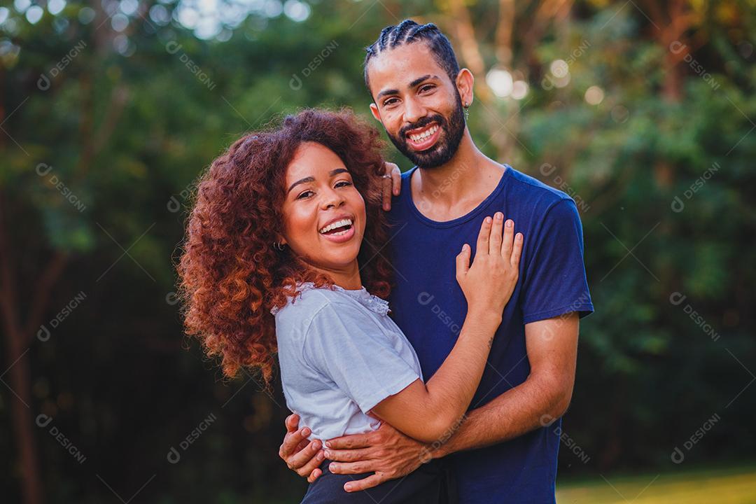 Casal de namorados negro no parque apaixonado. Casal apaixonado de amantes. conceito de dia dos namorados