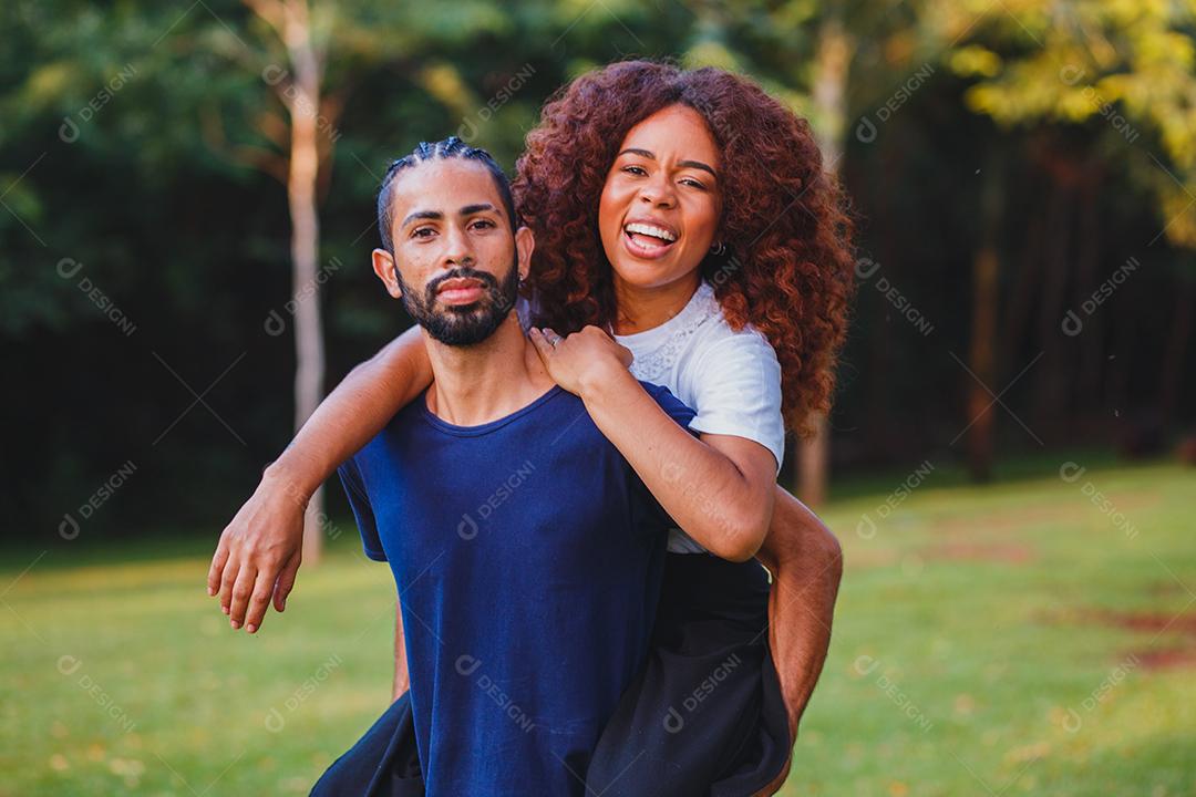 Casal de namorados negro no parque apaixonado. Casal apaixonado de amantes. conceito de dia dos namorados