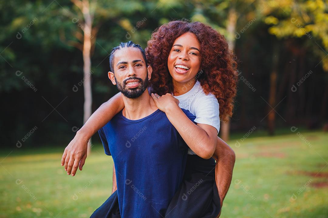 Casal de namorados negro no parque apaixonado. Casal apaixonado de amantes. conceito de dia dos namorados