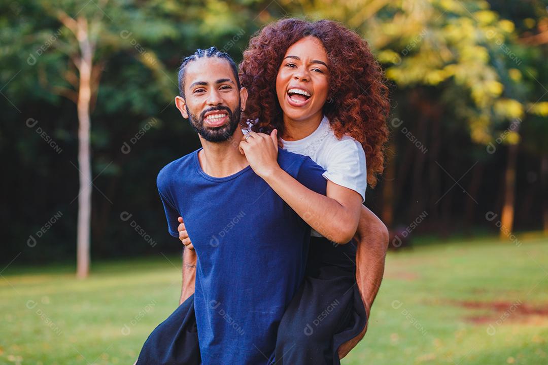 Casal de namorados negro no parque apaixonado. Casal apaixonado de amantes. conceito de dia dos namorados