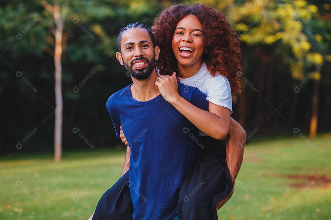 Casal de namorados negro no parque apaixonado. Casal apaixonado de amantes. conceito de dia dos namorados