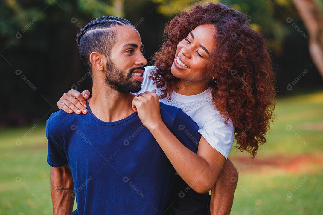 Casal de namorados negro no parque apaixonado. Casal apaixonado de amantes. conceito de dia dos namorados