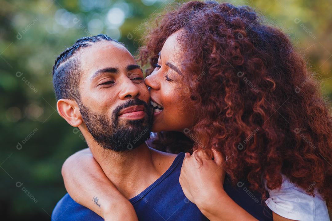 Casal de namorados negro no parque apaixonado. Casal apaixonado de amantes. conceito de dia dos namorados