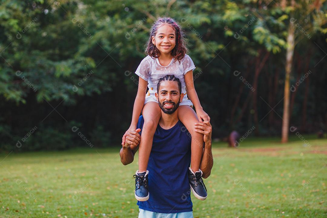 Afro pai e filha no parque