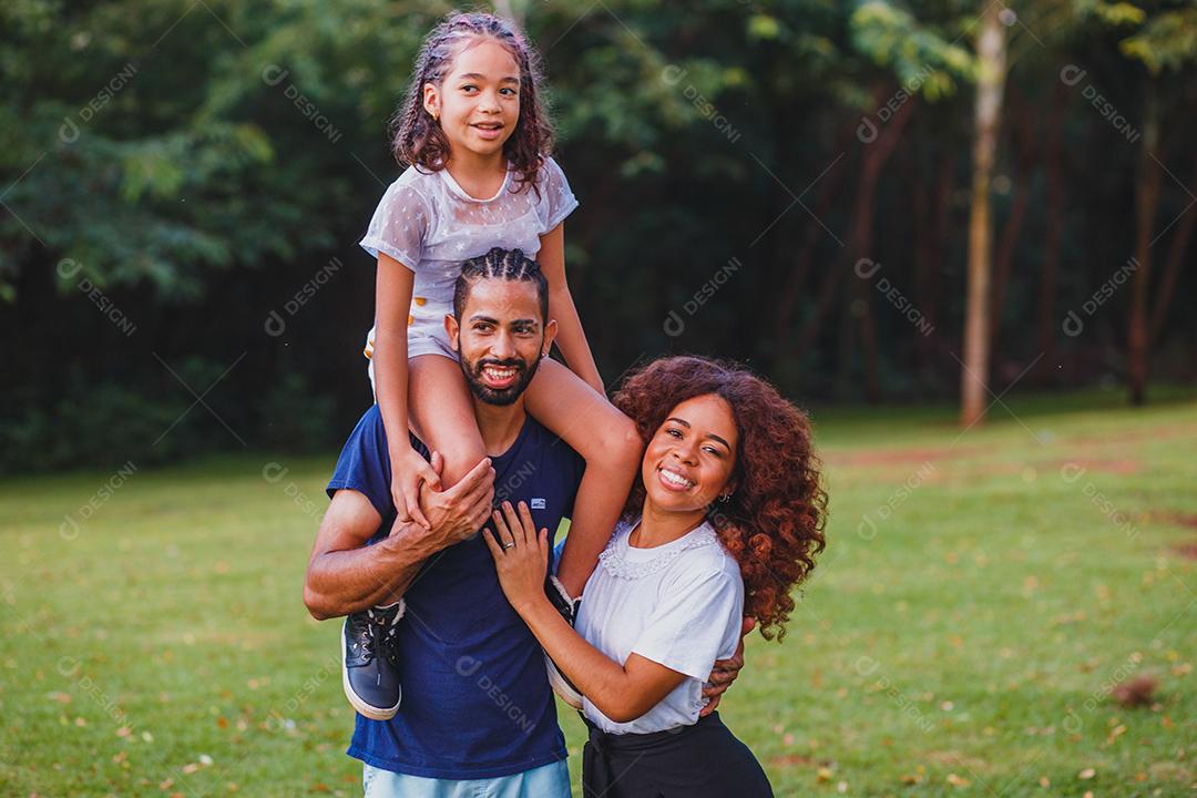 Afro pai e filha no parque