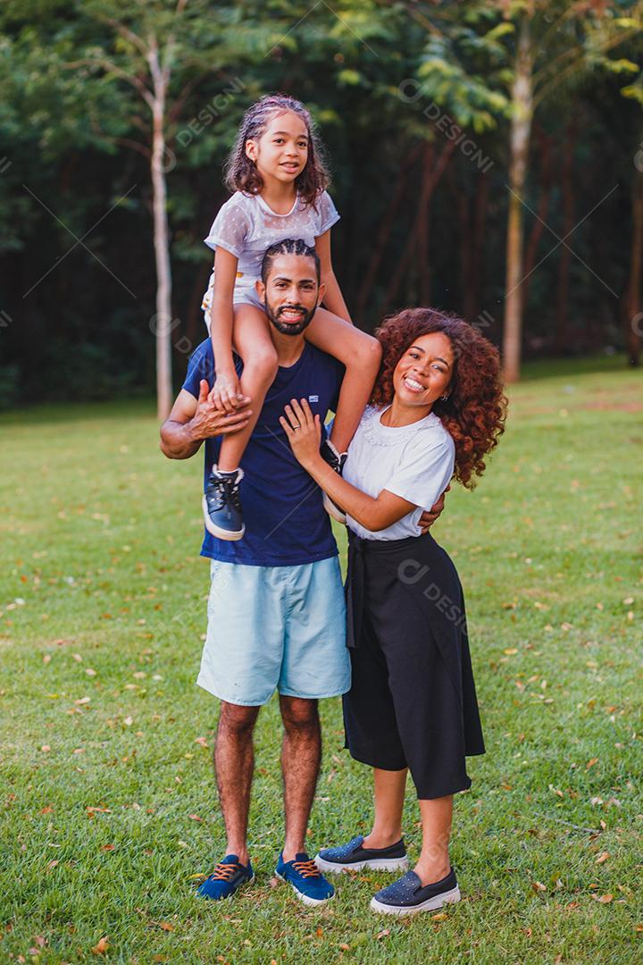 Família se divertindo no parque e filha