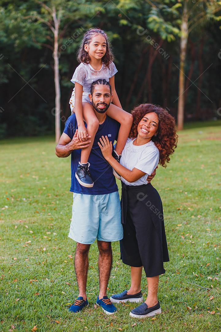 Família se divertindo no parque e filha