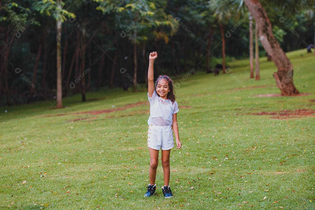 Linda criança afro no parque