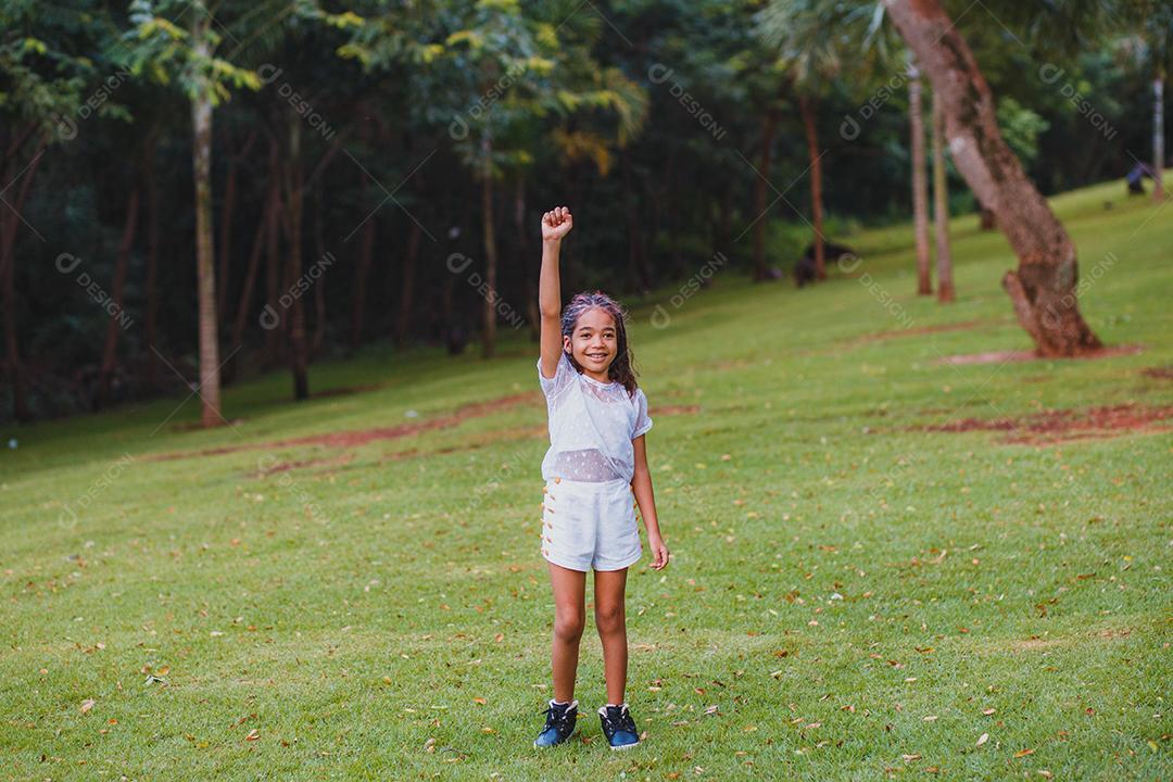Linda criança afro no parque