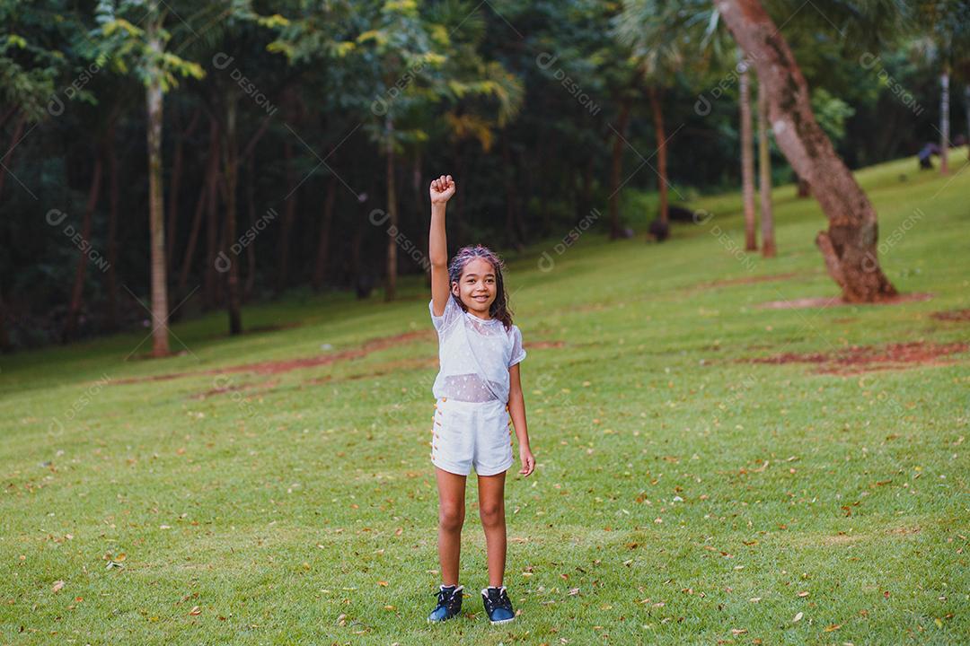 Linda criança afro no parque