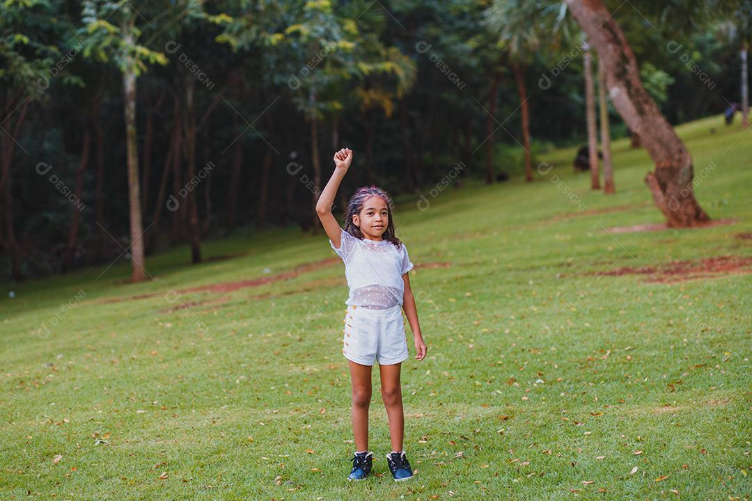 Linda criança afro no parque