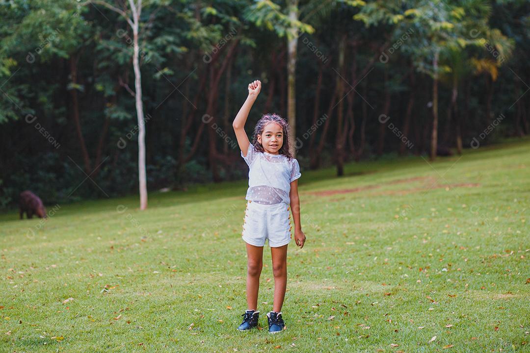 Linda criança afro no parque