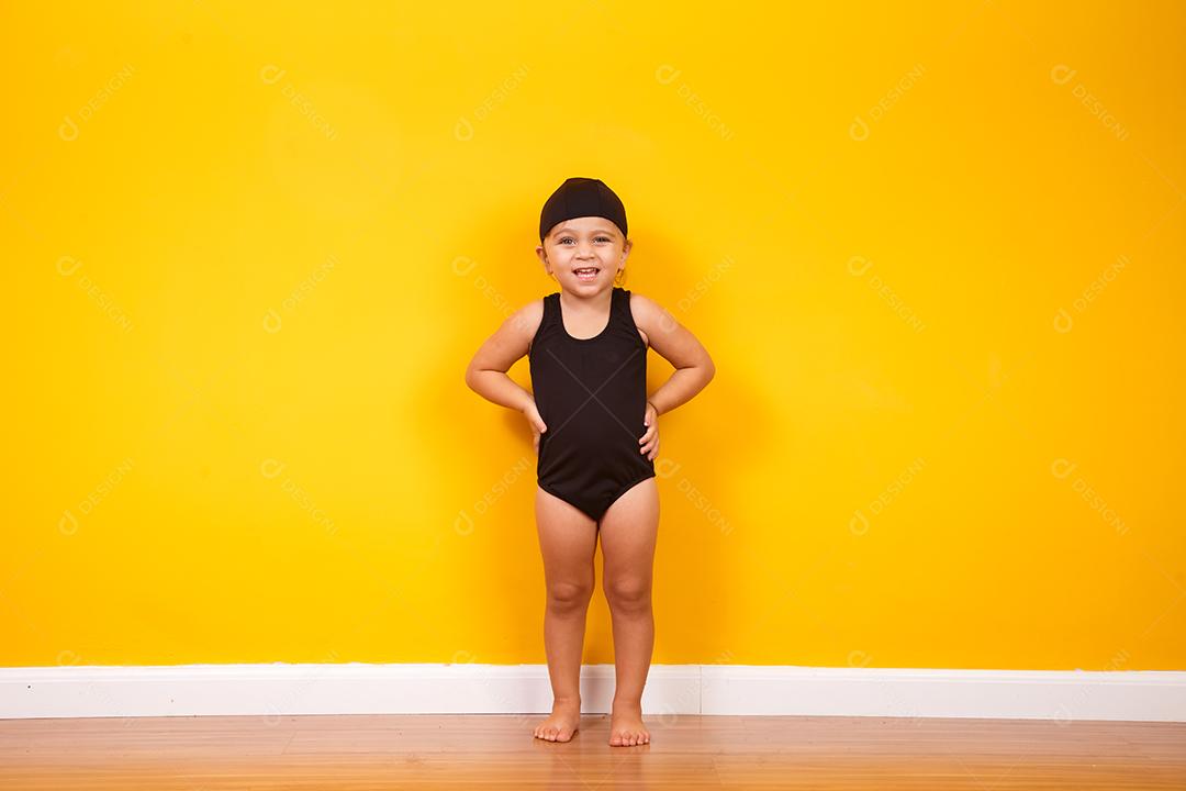 Menina vestindo roupa de praia em fundo amarelo. Conceito de verão e férias