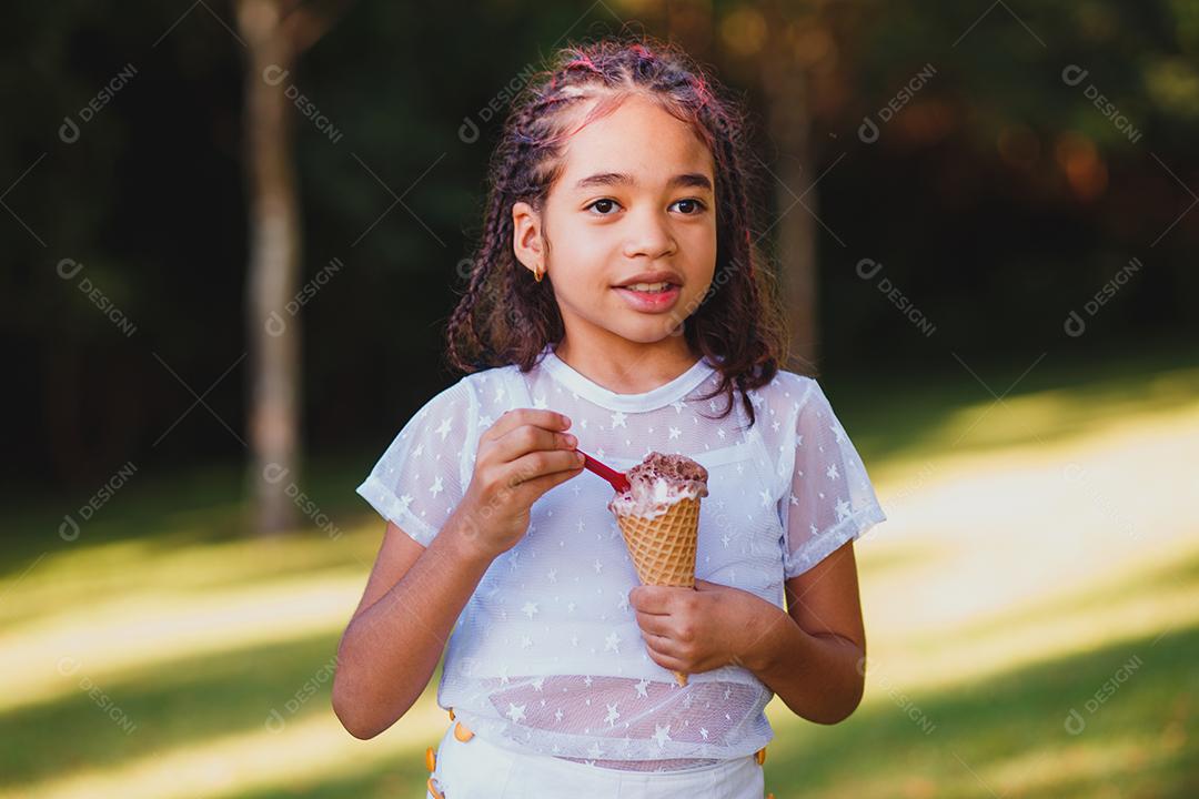 Linda menina comendo sorvete