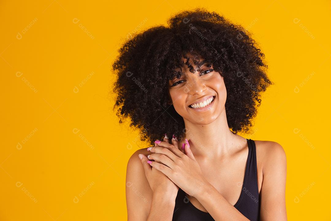 mulher afro sorrindo para a câmera