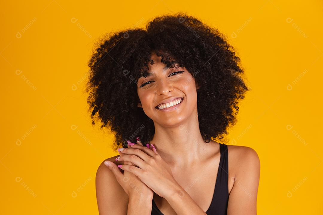 mulher afro sorrindo para a câmera