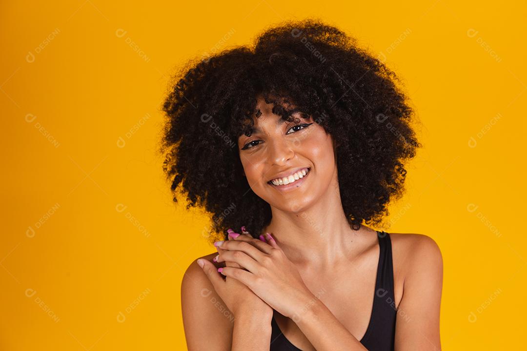 mulher afro sorrindo para a câmera