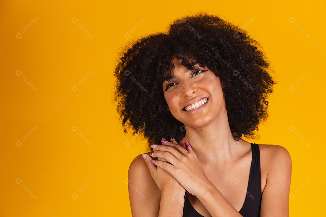mulher afro sorrindo para a câmera