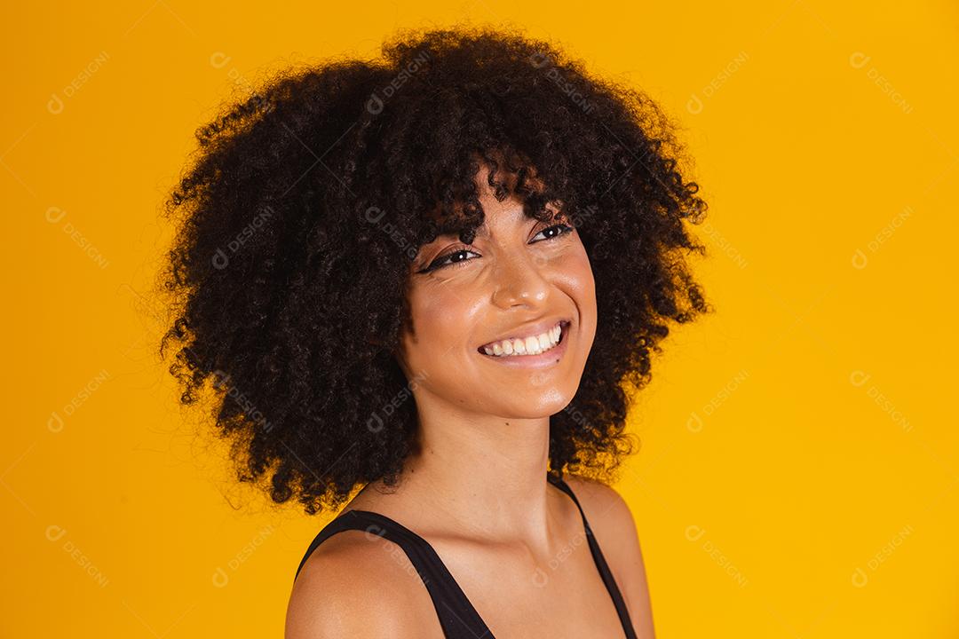 mulher afro sorrindo para a câmera