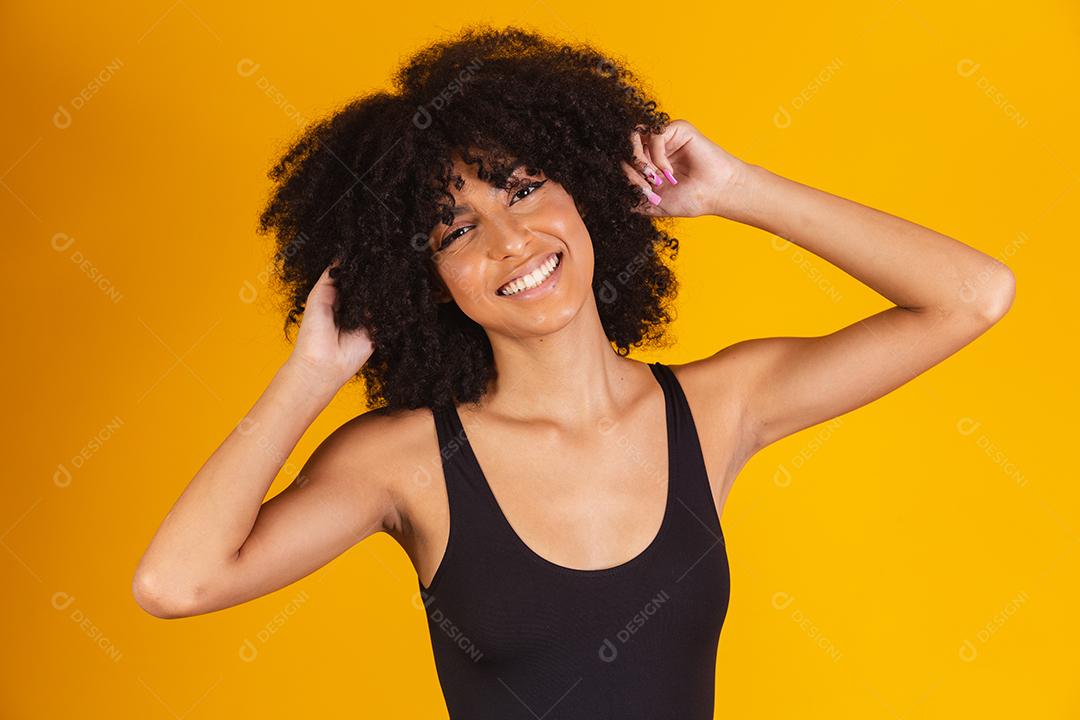 Garota negra com grande afro. Mulher afro com cabelo blackpower sorrindo