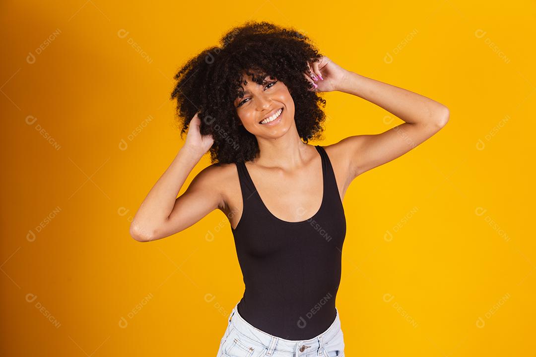 Garota negra com grande afro. Mulher afro com cabelo blackpower sorrindo