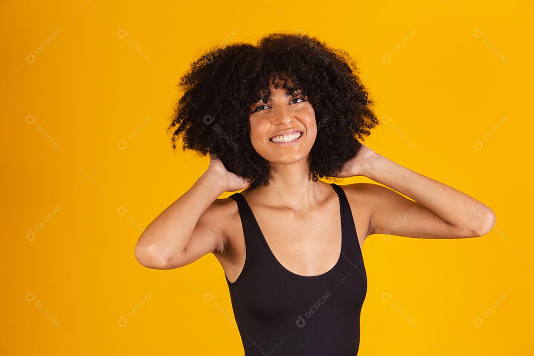 Garota negra com grande afro. Mulher afro com cabelo blackpower sorrindo