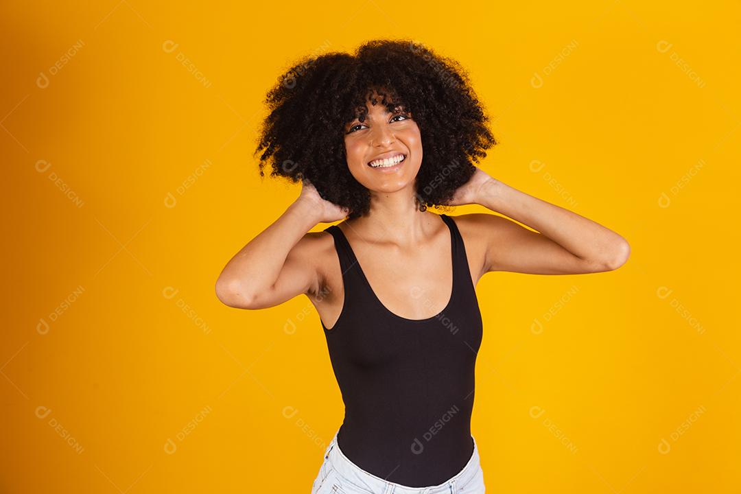 Garota negra com grande afro. Mulher afro com cabelo blackpower sorrindo