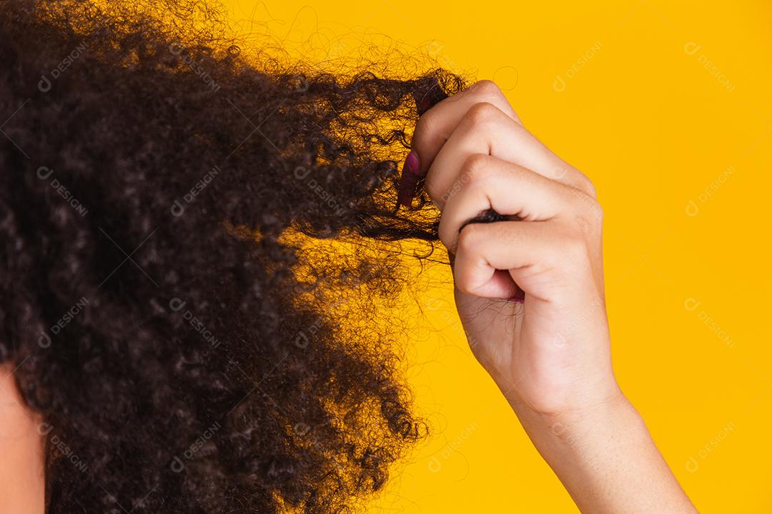 mulher morena sorridente linda fundo amarelo fotos imagem