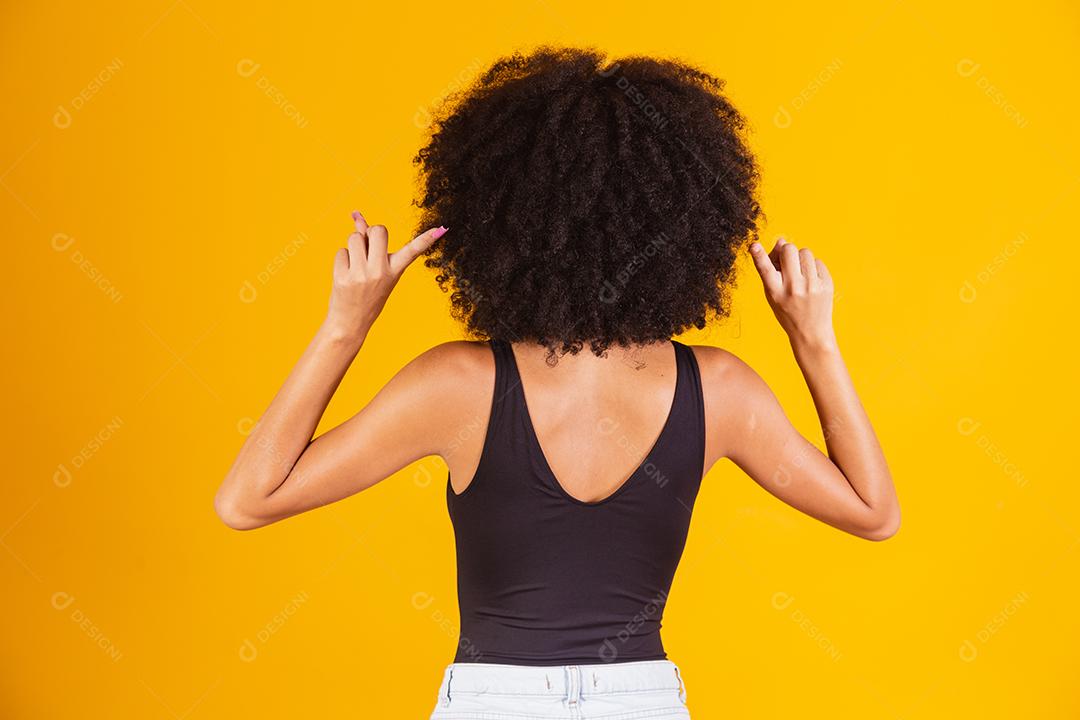 Garota negra com grande afro. Mulher afro com cabelo blackpower sorrindo